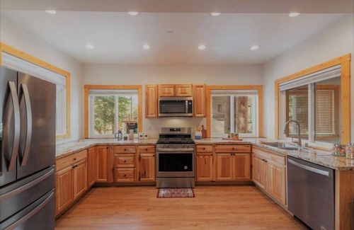 Pla-Vada Woodlands Cabina | 5 bed 5 bath cabin 5 min to the Slopes or Mountain Biking