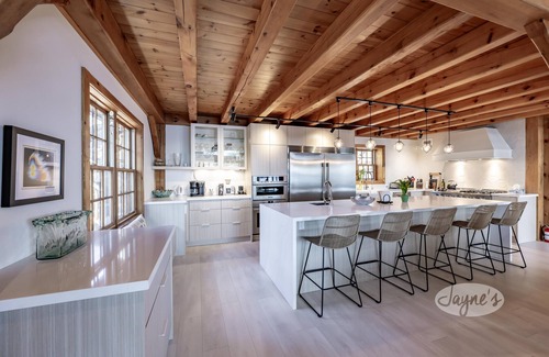 Minett Cabaña | 5 bed 5 bath cottage on Lake Rosseau includes Boathouse w/living quarters