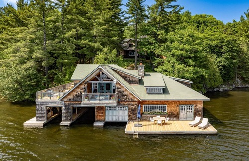 Minett Cabaña | 5 bed 5 bath cottage on Lake Rosseau includes Boathouse w/living quarters