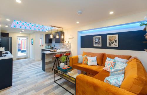 Coventry Casa | 5 bed 5 bath house, free parking, patio garden - Esho Stays