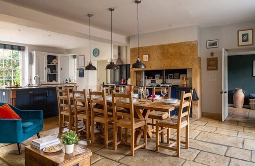 West Chinnock Casa | Georgian Home with Heated Swimming Pool