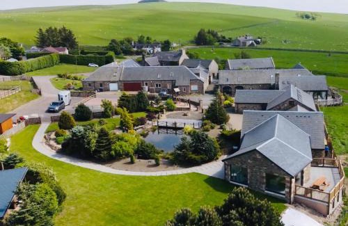 Heriot Casa | 5 Bed House -Sleeps 10- Hot Tub - Garden - Parking
