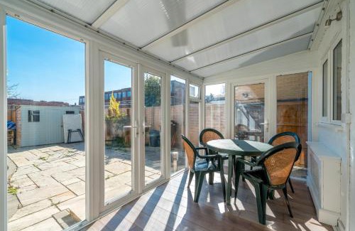 Havering Casa | 5 Bed House - Sleeps 11 - Garden