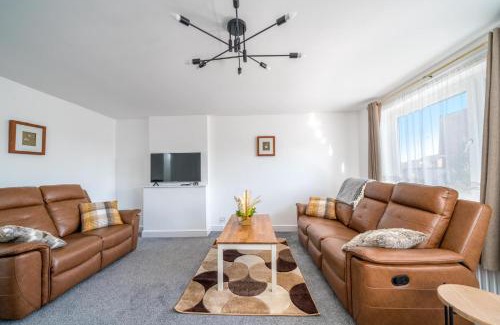 Havering Casa | 5 Bed House - Sleeps 11 - Garden