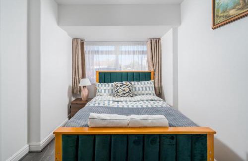 Havering Casa | 5 Bed House - Sleeps 11 - Garden