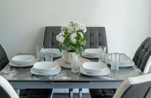 Havering Casa | 5 Bed House - Sleeps 11 - Garden