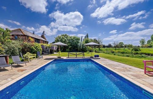 Abbess Roding Casa | 5 Bed in Smarden 76428