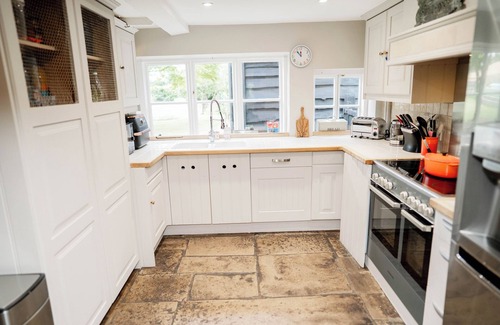 Hungerford Casa | 5-Bed Luxury Home with Private Pool, Hot Tub, Pizza-Oven & Gym — Sleeps 13