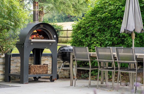 Hungerford Casa | 5-Bed Luxury Home with Private Pool, Hot Tub, Pizza-Oven & Gym — Sleeps 13
