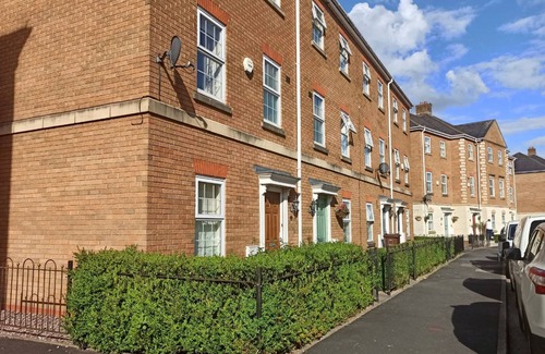 Dickens Heath Casa | 5 BED PET FRIENDLY HOME - PERFECT FOR CROFTS
