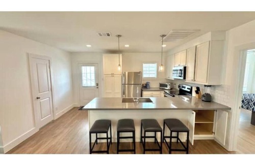 Neartown Casa | 5 Bed Urban Escape in Montrose