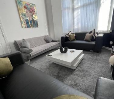 Roath Casa | 5 Bed Urban Escape - Spacious - 3 Floors - Parking