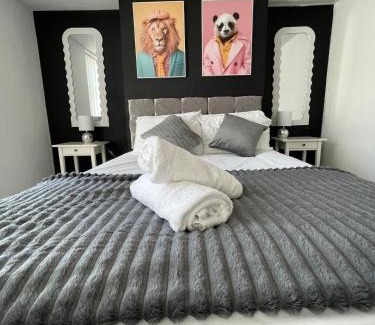Roath Casa | 5 Bed Urban Escape - Spacious - 3 Floors - Parking