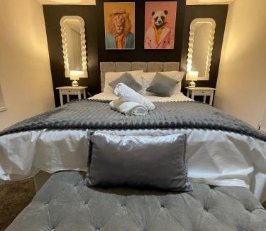 Roath Casa | 5 Bed Urban Escape - Spacious - 3 Floors - Parking