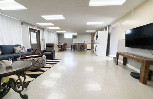 Anchor Bay Harbor Apartamento | 5 bedroom, 1.5 Bath, Ground Floor, Ranch Style Unit, Sleeps 12, Boat Launch, NEW