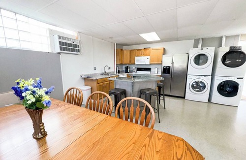 Anchor Bay Harbor Apartamento | 5 bedroom, 1.5 Bath, Ground Floor, Ranch Style Unit, Sleeps 12, Boat Launch, NEW