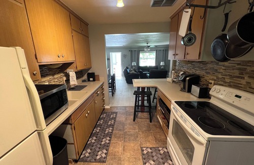 West Des Moines Casa | 5 Bedroom 2 Bathroom Suite in a Large 7 Bedroom Home