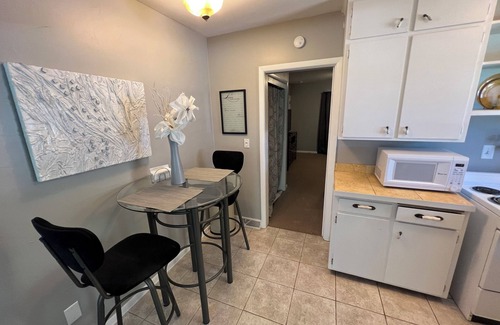 West Des Moines Casa | 5 Bedroom 2 Bathroom Suite in a Large 7 Bedroom Home