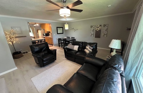West Des Moines Casa | 5 Bedroom 2 Bathroom Suite in a Large 7 Bedroom Home