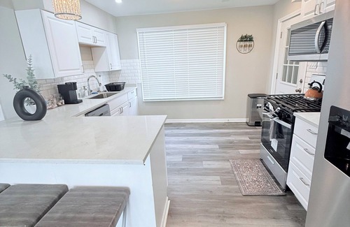 Franklin Park Casa | 5-bedroom 2 bath home with spacious yard-15 min to O'Hare Airport-Chicago