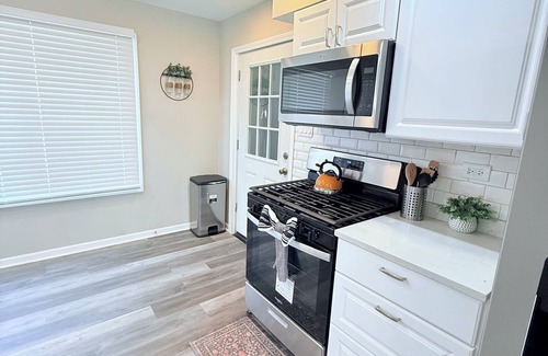 Franklin Park Casa | 5-bedroom 2 bath home with spacious yard-15 min to O'Hare Airport-Chicago