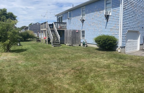 Narragansett Casa | 5 bedroom, 2 bathroom colonial located just minutes away from Scarborough Beach.