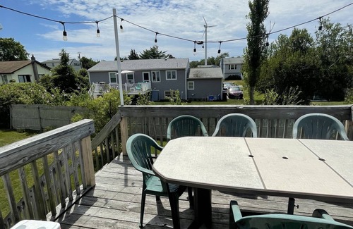 Narragansett Casa | 5 bedroom, 2 bathroom colonial located just minutes away from Scarborough Beach.