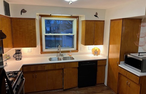 Milwaukee Casa | 5 bedroom - 2 full Bath , Proj TV. 2 Car Garage. 1st Floor shower + "Q" bed