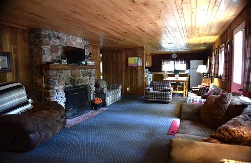 Rhinelander Cabina | 5 dormitorios, 3 baños, chimenea de piedra de campo completa. de Conro Family Resort