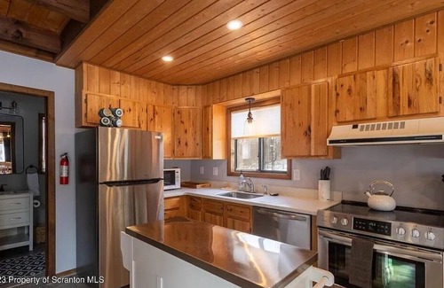 Lake Ariel Casa | 5 bedroom 3 bath Poconos retreat, near lakes, tennis, golf, skiing, rec center