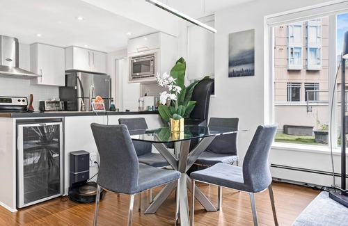 Gastown Casa | 5 Bedroom 3 level Townhome, Private Rooftop Beautiful Garden/Courtyard View