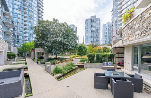 Gastown Casa | 5 Bedroom 3 level Townhome, Private Rooftop Beautiful Garden/Courtyard View