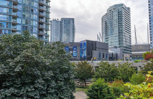 Gastown Casa | 5 Bedroom 3 level Townhome, Private Rooftop Beautiful Garden/Courtyard View