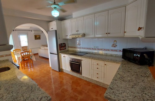 Puerto Marino Villa | Villa de 5 dormitorios y 5 baños con piscina privada y bar en Gran Alacant.