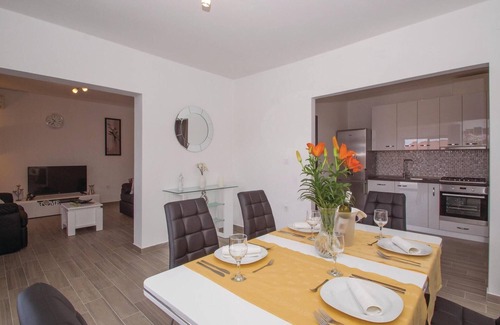 Brna Casa | Impresionante casa de 5 dormitorios en.