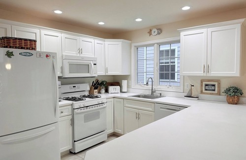 Sea Isle City Casa | 5 Bedroom + Bonus Room; Sleeps 15 in Sunny Sea Isle- ideal location 47th Street!