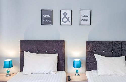 Peterborough Casa | 5-Bedroom Budget Contractor House with 10 Beds Free Parking and Free WiFi - Outfield Homes by Your Lettings Short Lets & Serviced Accommodation Peterborough
