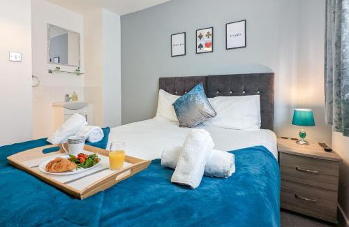 Peterborough Casa | 5-Bedroom Budget Contractor House with 10 Beds Free Parking and Free WiFi - Outfield Homes by Your Lettings Short Lets & Serviced Accommodation Peterborough