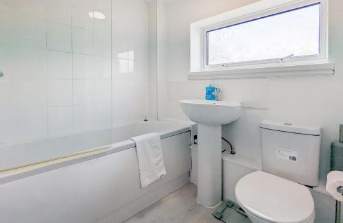 Peterborough Casa | 5-Bedroom Budget Contractor House with 10 Beds Free Parking and Free WiFi - Outfield Homes by Your Lettings Short Lets & Serviced Accommodation Peterborough
