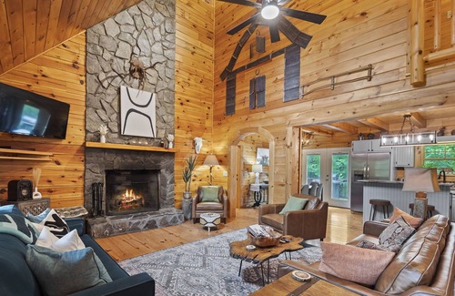 Waynesville Cabina | 5-bedroom cabin 15 minutes from Great Smoky Mountains National Park