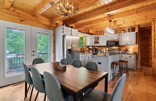 Waynesville Cabina | 5-bedroom cabin 15 minutes from Great Smoky Mountains National Park