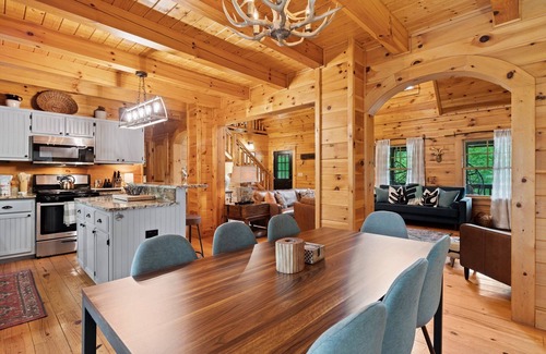 Waynesville Cabina | 5-bedroom cabin 15 minutes from Great Smoky Mountains National Park
