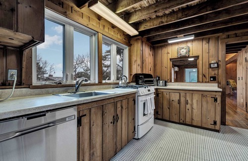 Cataumet Casa | 5-Bedroom Cape Cod Retreat on Scraggy Neck