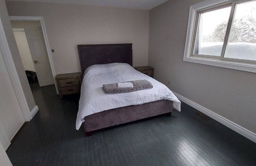Bracebridge Cabaña | 5 Bedroom Cottage in Bracebridge on Muskoka River