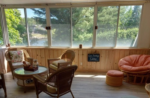 Bracebridge Cabaña | 5 Bedroom Cottage in Bracebridge on Muskoka River