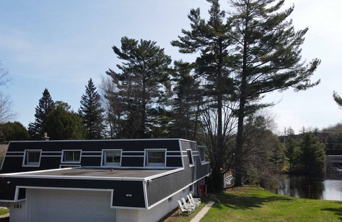 Bracebridge Cabaña | 5 Bedroom Cottage in Bracebridge on Muskoka River