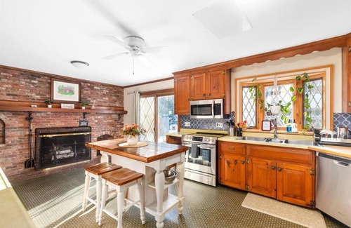 Dublin Casa | 5 Bedroom Cozy New England home - Cobb Meadow House