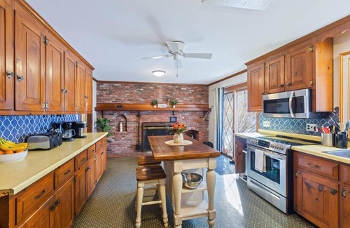 Dublin Casa | 5 Bedroom Cozy New England home - Cobb Meadow House