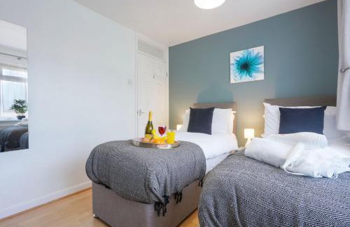 Knowle Sands Casa | 5 Bedroom Detached House - Close to City Centre - Sleeps up to 10 guests with Free Parking, Fast Wifi, SmartTVs and Large Garden by Yoko Property
