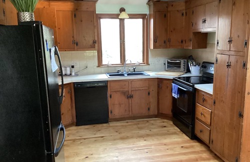 East Sandwich Casa | 5 bedroom dog-friendly home with wifi, deck, firepit